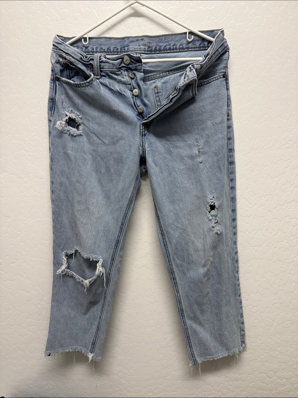 Old Navy Light Blue Distressed Cropped Jeans